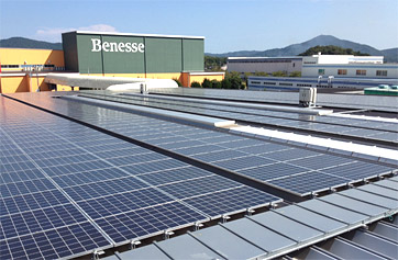 Solar panels were installed on the roof of the Benesse Logistics Center building.