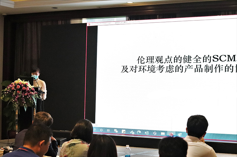 A presentation with Chinese text displayed.